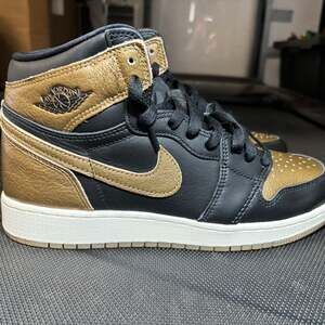 Air Jordan 1 Retro High OG Black Metallic Gold 7 Youth